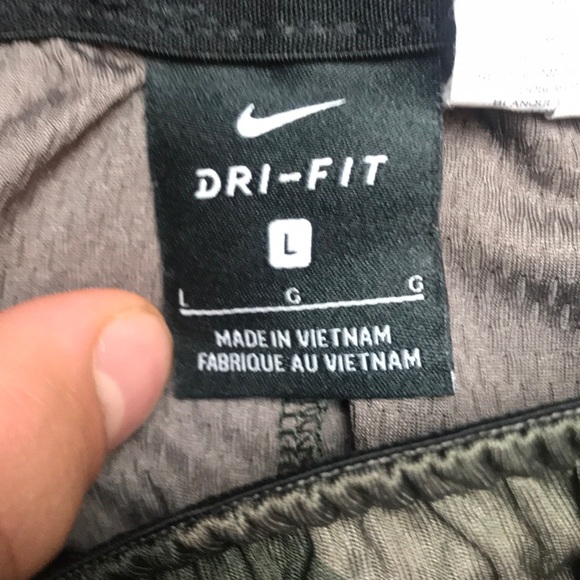 Dark Green Nike shorts with pattern - Picture 3 of 3